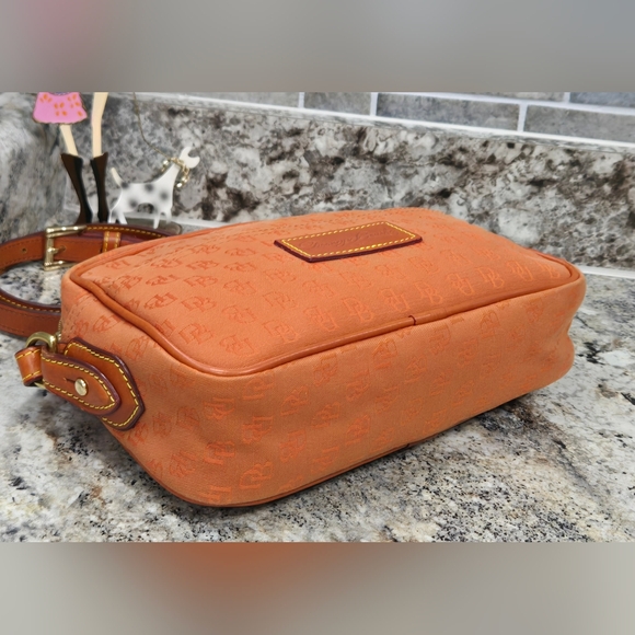 Dooney & Bourke crossbody bag in orange/salmon EUC - Picture 11 of 15